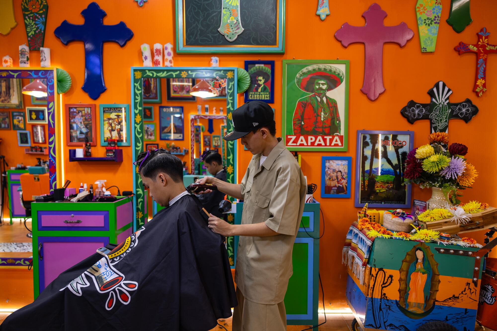 Ngo Cong Binh cutting a customer's hair