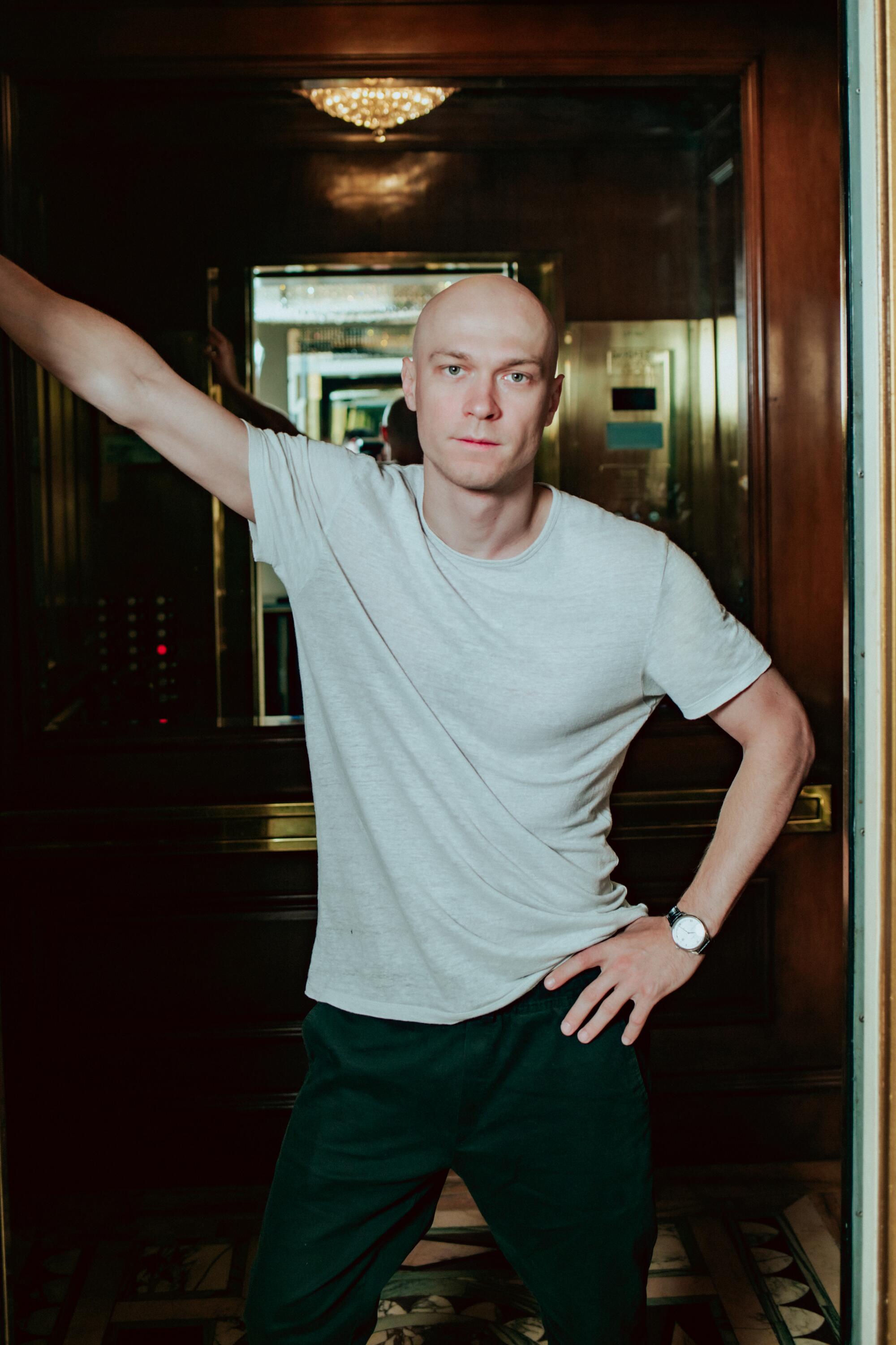 Yura Borisov standing in the hallway.